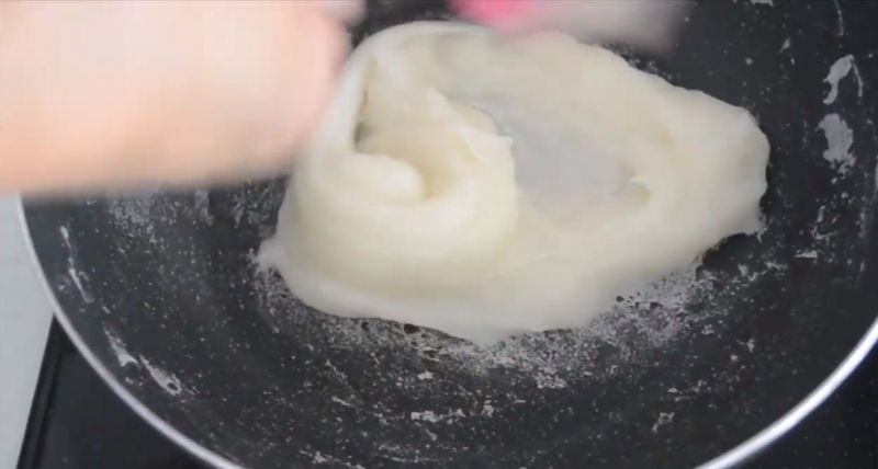 cho bột vào chảo